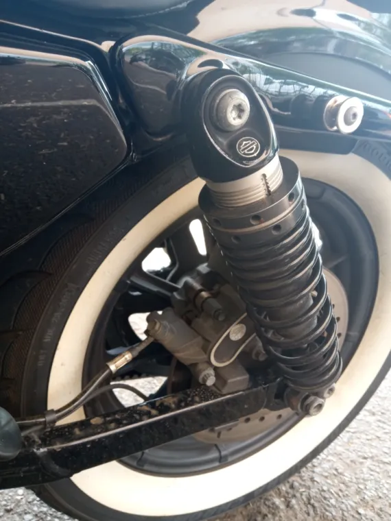 Remplacement de plaquettes de freins de moto à La Réunion