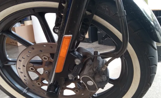 Remplacement  de plaquettes de freins de moto à La Réunion